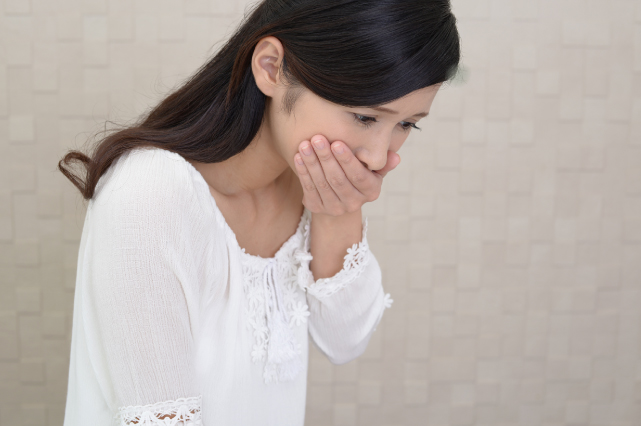 女性のつらい悩み｜PMSで頭痛と吐き気が起こる原因は？