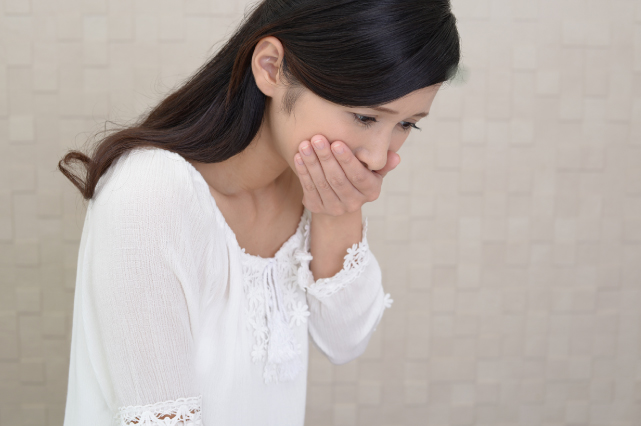 女性のつらい悩み|PMSで頭痛と吐き気が起こる原因は?